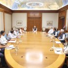 El primer ministro de la India, Narendra Modi (c),prometió identificar y castigar a los responsables del atentado que dejó 26 muertos en la Cachemira.