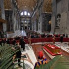 El público rinde homenaje al difunto Papa Francisco durante su velatorio en la Basílica de San Pedro, en la Ciudad del Vaticano.