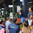 Ante la presencia de la autoridad los comerciantes borraron los precios altos para poner los referenciales.