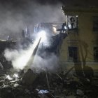 Rescatistas ucranianos trabajan en el lugar donde un cohete impactó la noche del 23 de abril de 2025, contra un edificio residencial en Kiev.