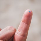 En la imagen de archivo, una persona muestra un trozo de microplástico.