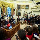 El presidente de Estados Unidos, Donald Trump con periodistas en la Oficina Oval de la Casa Blanca en Washington, DC, EE.UU., el 23 de abril de 2025.