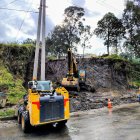 Personal y maquinaria de la Prefectura acudió al sitio para realizar las labores de evacuación del agua acumulada en la quebrada.