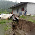 Una falla geológica, probablemente de más de 1.5 kilómetros de longitud, ha empezado a hundir lentamente la zona.