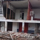 La parte frontal superior de una vivienda colapsó en la ciudad de Esmeraldas tras el fuerte sismo registrado la mañana de este viernes 25 de abril.