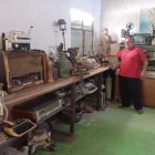 El restuarante de Fortunato Maruri en Playas, exhibe una gran cantidad de objetos de antaño que gustan a sus clientes.