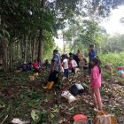 Durante las mingas cada familia aporta desde lo que tiene y asi contribuye a vivir mejor en l acomundiad