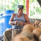 Roberto Quiñónez, un hombre de voz pausada y manos firmes que aprendió el oficio observando a su madre.