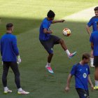 El delantero del Barcelona Lamine Yamal (c) durante un entrenamiento este viernes en Sevilla, en la víspera de la final de la Copa del Rey de fútbol que enfrenta a su equipo al Real Madrid en el estadio de la Cartuja.