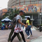Personas caminan al pie del edificio del Instituto Ecuatoriano de Seguridad Social (IESS), en Guayaquil.
