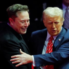 Elon Musk cofundador y líder de Tesla junto al presidente estadounidense Donald Trump