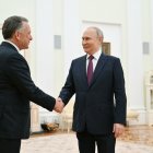 Autoridades rusas y estadounidenses estrechan la mano previo a su reunión en el Kremlin