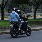 En Quito es prohibido que dos personas circulen en moto, bajo ciertas excepciones.
