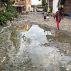 Inconveniente. El hedor por el agua acumulada afecta a los residentes de Cisne Coral.