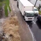 En la autopista General Rumiñahui se desbordó una quebrada a la altura del puente 4.