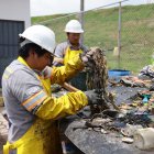 Trabajo. Los trabajadores separan los desechos de forma manual que llegan a la estación.