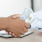 Trabajadores y jubilados pueden acceder a créditos quirografarios del Biess para cubrir gastos personales, deudas o pensiones alimenticias.