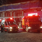 Miembros del Cuerpo de Bomberos trabajan en el lugar del colapso en Puerto Santa Ana para asegurar la zona y asistir a los heridos.