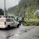 La autopista General Rumiñahui, en Quito, se mantiene cerrada, este domingo, 27 de abril de 2025, luego del deslizamiento que dejó una persona fallecida.