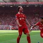 Mac Allister (c) festeja su gol junto a Luis Díaz en el partido que le dio el título a Liverpool en la Premier League