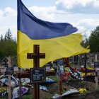 Una bandera ucraniana flamea durante el memorial a las víctimas del desastre nuclear de Chernobyl.