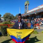 Nicole Caicedo con la bandera de Ecuador tras una de las dos premiaciones en las que subió al podio.