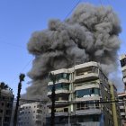 Un edificio fue alcanzado por los bombardeos