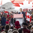 Ofrecimientos. Los políticos venían realizando sus campañas con diversas ofertas en los últimos días. Varios actos públicos y cierres de campaña tuvieron que cancelarse, como el caso de Mark Carney, primer ministro canadiense.