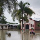 Problemas. Una habitante de La Alegría camina por el recinto.