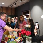 Feria. El presidente Daniel Noboa en una reunión con emprendedores en España.