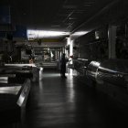 Un hombre y un niño caminan por un mercado local durante un corte de energía masivo en Vigo, noroeste de España, el 28 de abril de 2025.