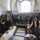 Familiares y amigos del difunto Danylo Khudia (17) y sus padres, asisten a su funeral en el cementerio de Baykove en Kiev, Ucrania, el 28 de abril de 2025, durante la invasión rusa.