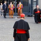 Este 28 de abril de 2025, los purpurados llegan al Vaticano para la quinta reunión de la Congregación de Cardenales en Ciudad del Vaticano.