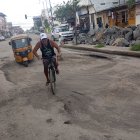 En vías del centro de Playas se observan baches que dificultan la movilidad.