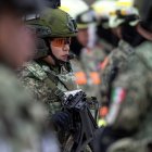Foto de archivo que muestra a una soldado durante la conmemoración del Día del Ejército Mexicano.