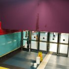 En un acceso de la parada se colocaron dos baldes y un letrero de advertencia.