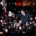 Pierre Poilievre habla durante el acto "Whistle Stop for Change" un día antes de las elecciones