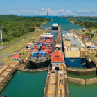 El Canal de Panamá es un motor de la economía panameña y mundial, siendo un punto focal para el trasporte de una parte importante del comercio global.