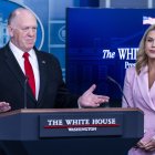 El zar de la Frontera de la Casa Blanca, Tom Homan (I) con la secretaria de Prensa de la Casa Blanca, Karoline Leavitt, en la sala de prensa de la Casa Blanca en Washington