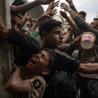 Foto de archivo que muestra jóvenes y adultos durante la jornada de entrega de alimentos.