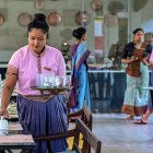Fotografía del 31 de marzo, 2025 muestra el personal de limpieza mientras prepara una mesa en el Hotel Amba Yaalu en Kandalama, Sri Lanka central.
