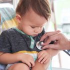 Los bebés deben recibir la dosis de la vacuna contra la tos ferina y se debe colocar un refuerzo en niños y adolescentes.