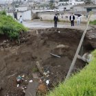 Situación.  En Calderón, un socavón amenaza la seguridad de viviendas y una torre eléctrica que abastece a la zona.