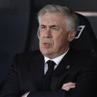 El técnico italiano Carlo Ancelotti mantiene contrato con el Real Madrid hasta junio de 2026.