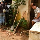 Destrozos. Una familia observa los restos de su vivienda destruida por el desbordamiento del río Marcabelí.