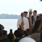 El presidente Daniel Noboa durante un evento público con ciudadanos.