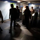 Varias personas en estación de metro madrileña a oscuras tras el apagón eléctrico