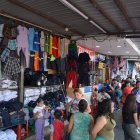 En las cercanías del Mercado Central, en Guayaquil, se ofrecen réplicas de uniformes escolares a bajo costo.