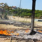 Las llamas persistían en la mañana de este martes 29 de abril, donde el incendio destruyó negocios y un bote ancestral.