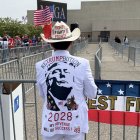 Un seguidor del presidente de Estados Unidos, espera su llegada en Warren, Michigan